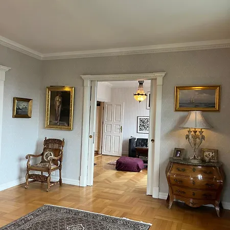 Med Stor Hage Midt I Sentrum *