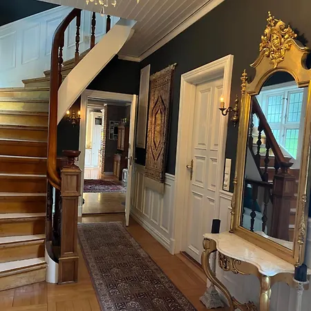 Med Stor Hage Midt I Sentrum *